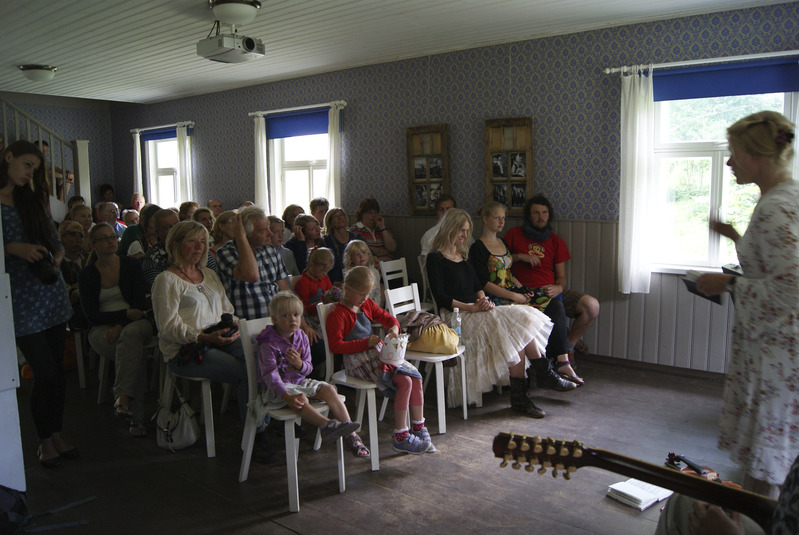 Ansambli Strand...Rand esinemine Ruhnu rahvamajas