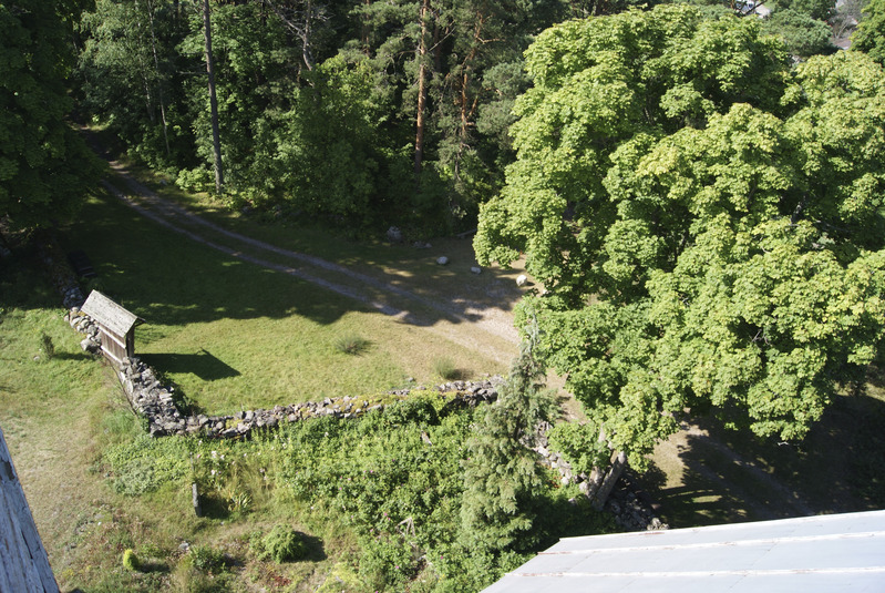 Vaade Ruhnu kivikiriku tornist kirikuaeda