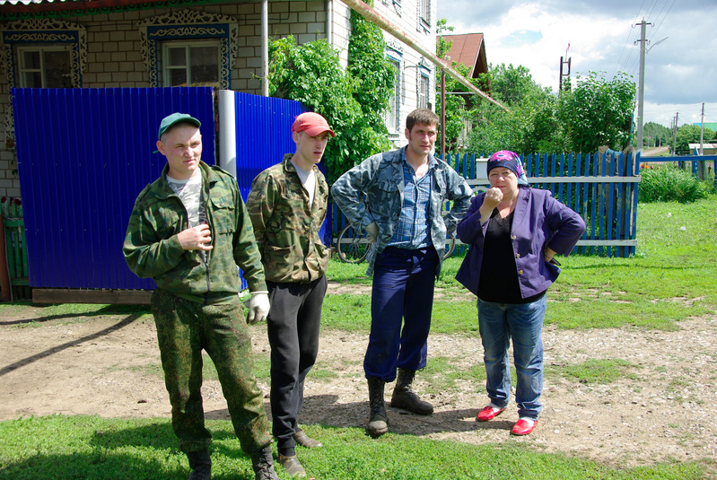 Varkled-Bodja. Kohalikud noormehed. Paremal seisab Oleg Mihhailovi naiseõde Olga Gennadjevna