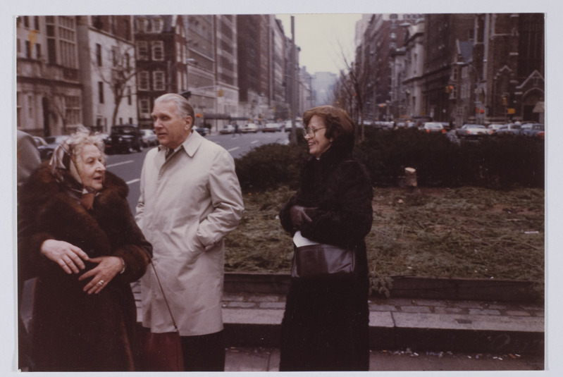 Maimo, Rom ja Heljo New Yorgis  5. avenüül Metropolisten Museumi ees