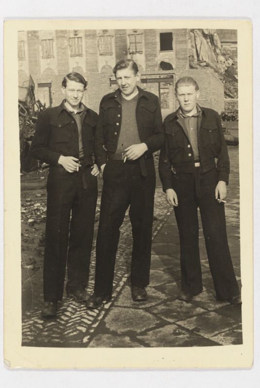 Eesti mehed Belgias Zedelgemi vangilaagris: Jüri Uibokand (paremal), Mehipuu ja Jürisoo