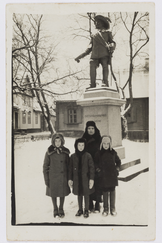 Lapsed Gustav II Adolfi monumendi juures