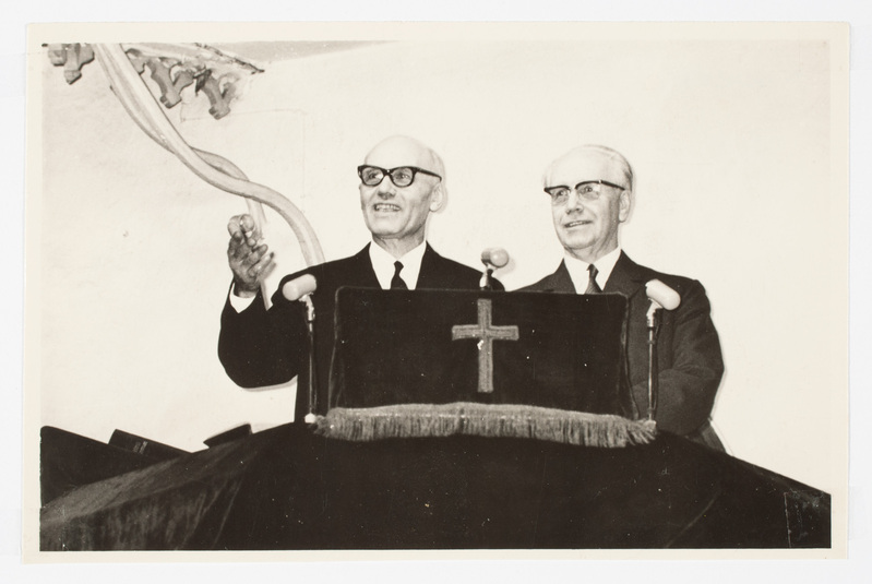 Osvald Tärk (vasakul) tõlgib Ameerika külalist