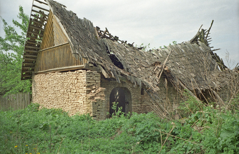 Mõla küla lagunenud paekivist hoone