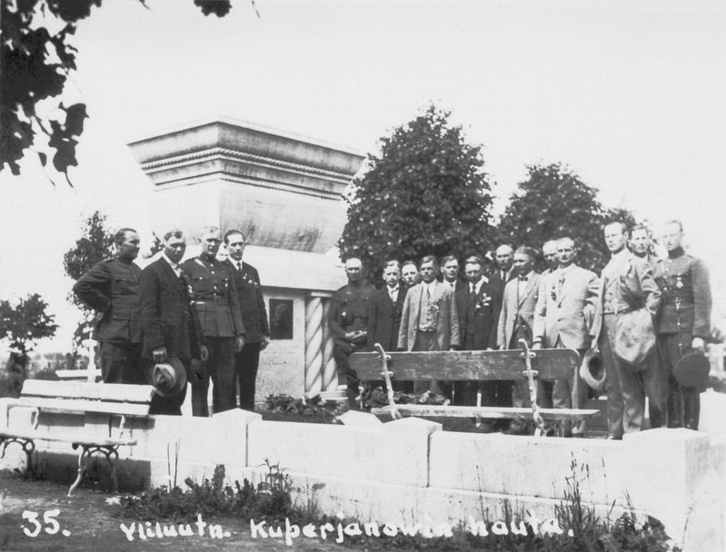 Vabadussõjalased Julius Kuperjanovi haual