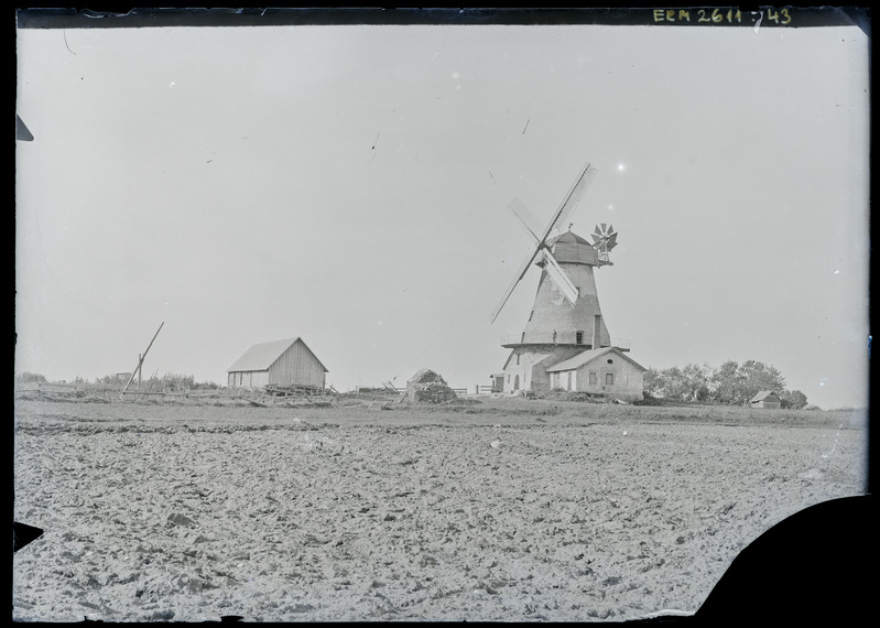 Vaade üle põllu hollandi tuulikule