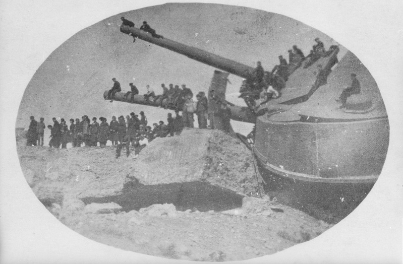 Purustatud vana 12-tolline suurtükipatarei Naissaarel