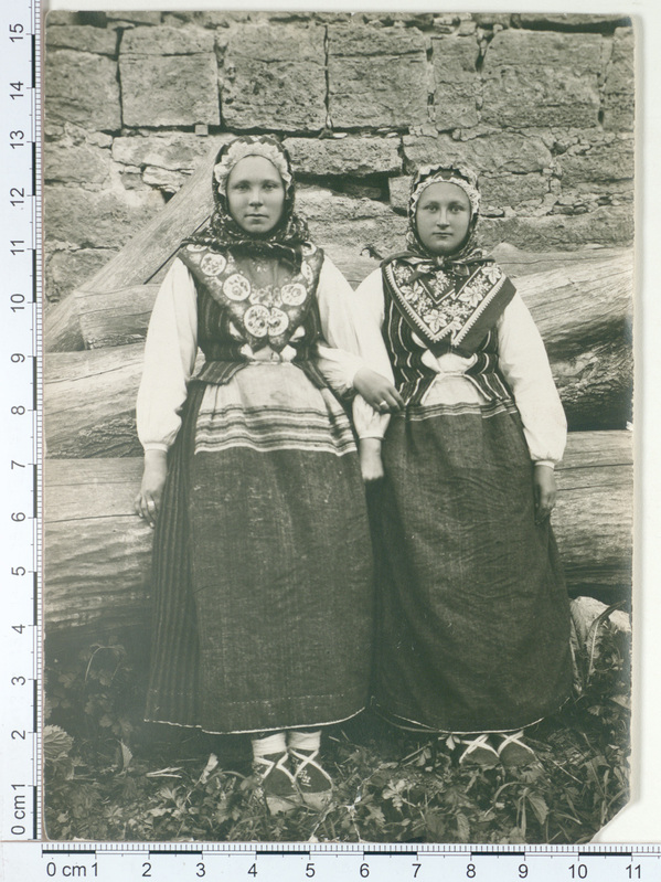 Naised rahvarõivais 1910 (Ruhnu rahvarõivad)