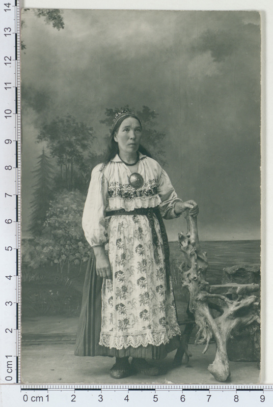 Vana naisterahvas rahvariietes