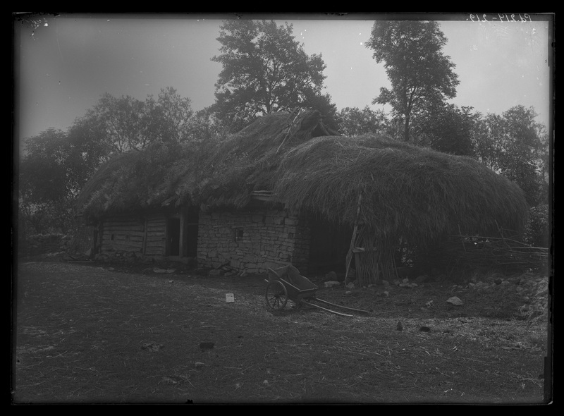 Saaremaa, Ariste k., vana moonakate elumaja