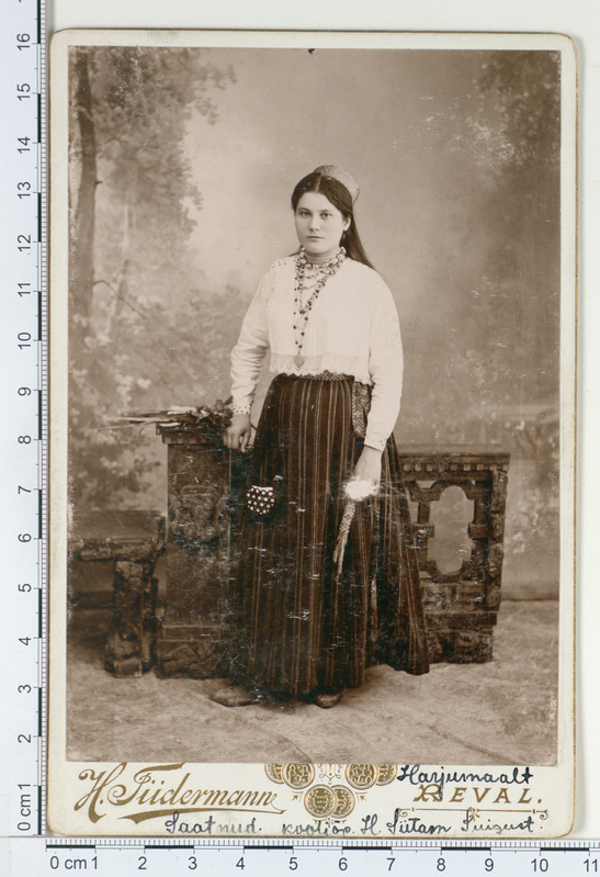 Rahvarõivais naine Harjumaalt