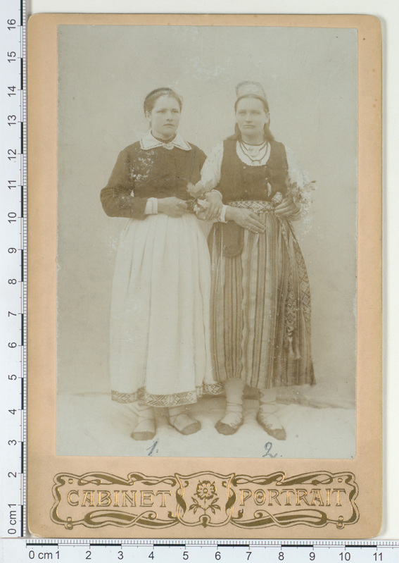 Rahvarõivais naised Põltsamaa khk Kabala v ja Helme khk Koerkülast