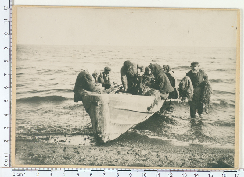 Kalurid paadiga rannas. Tshutskoje ozjero (Peipsi), Nina küla (Nos)