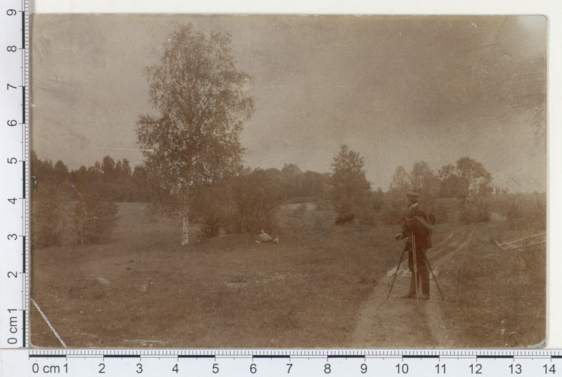 Maakoht Kaarlis, koolimaja juures