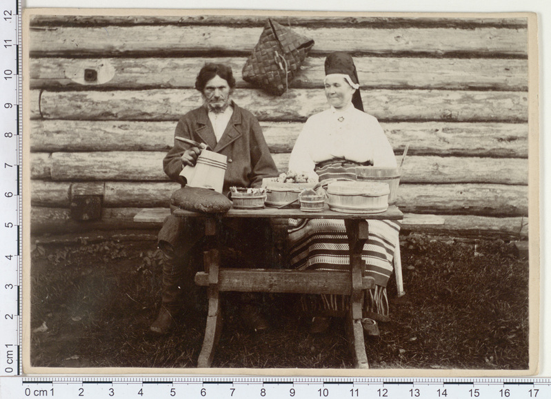 Mees ja naine söögilauas. Pilt kujutab endist aega Virumaa rannast