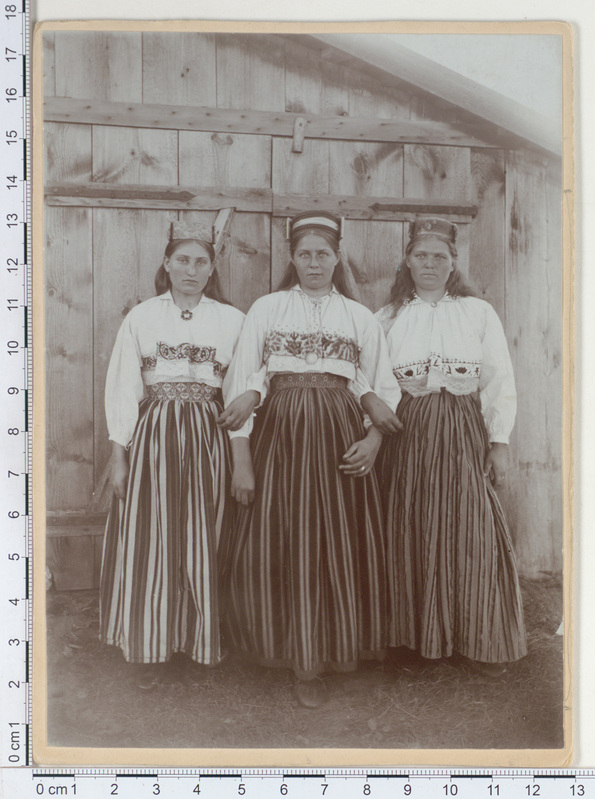 Ilumäe khk, kolm naist Palmse rahvarõivais