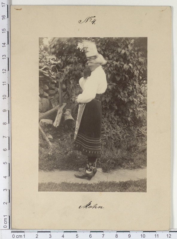 Muhu naine rahvarõivais