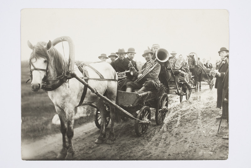 Maa muusuikamehed tulevad Vahi peole 1914 (Foto J. Pääsuke)