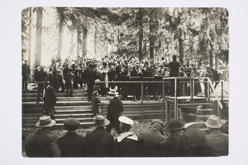 Muusikakoor Alba juhatusel, Vahi mõisa peol 1914 (Foto J. Pääsuke)
