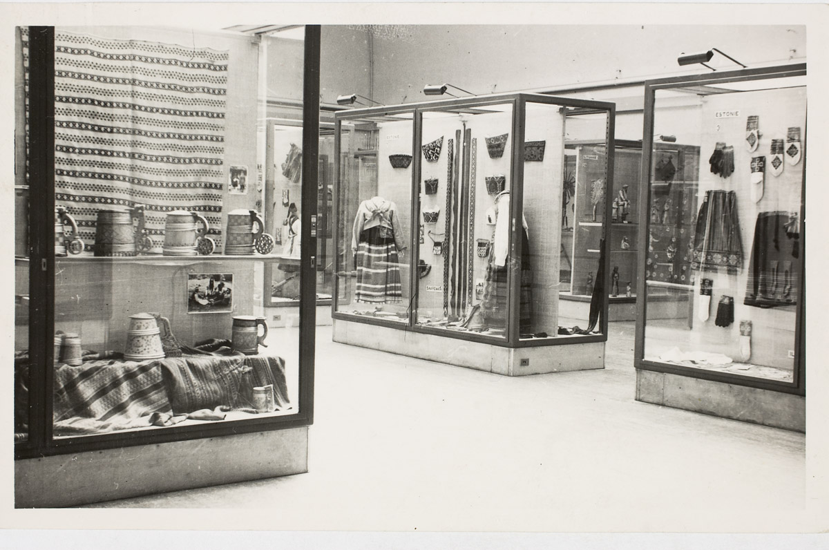 Õllekannud, Sõrve ja Muhumaa rahvariideid Pariisi rahvakunsti näitusel 1935