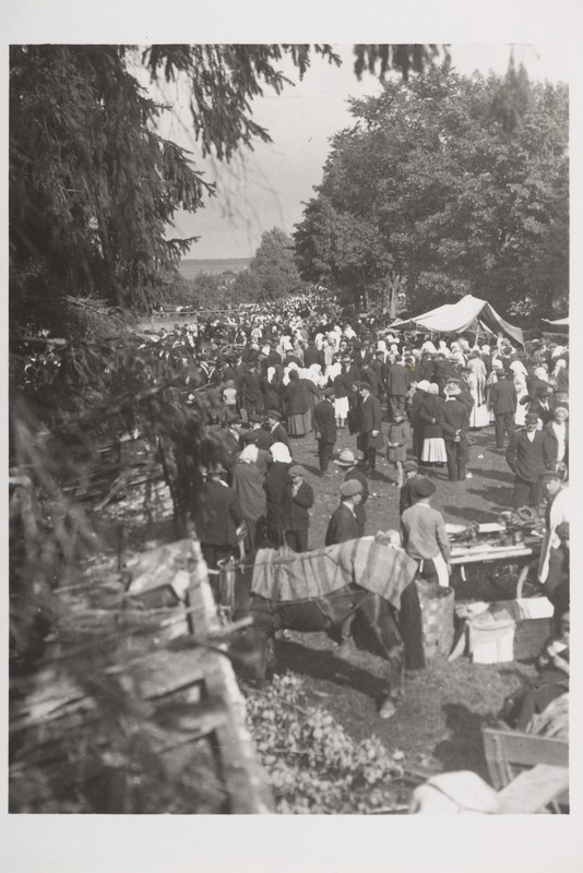 Pankjavitsa ristipäevst osavõtjad kiriku esisel platsil, paremal toiduainete ja maiustuste müügilaud, 1. IX 1935