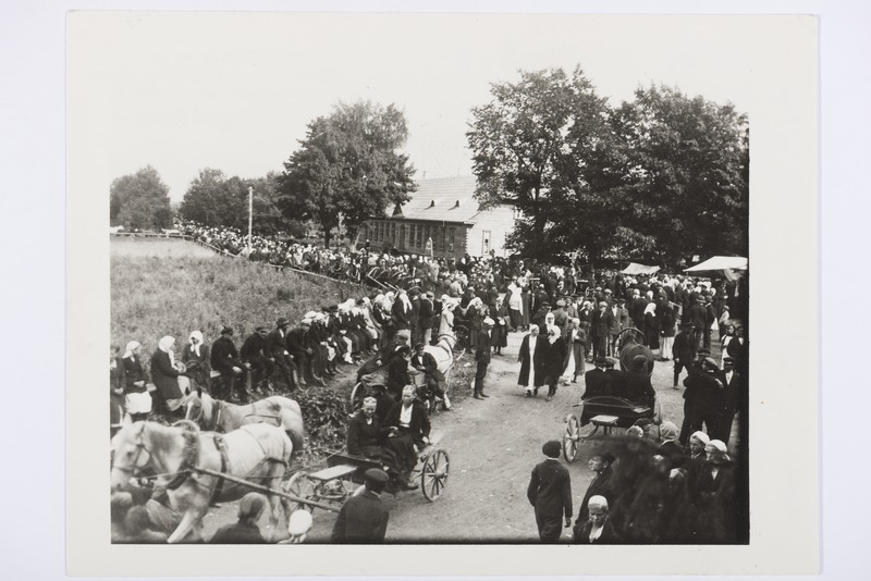 Pankjavitsa ristipäevst osavõtjad kiriku esisel platsil, paremal toiduainete ja maiustuste müügilaud, 1. IX 1935