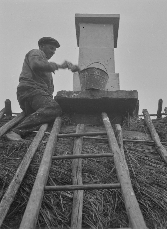 Pulli talu noorperemees lupjab korstent, Pulli k, Jaani khk