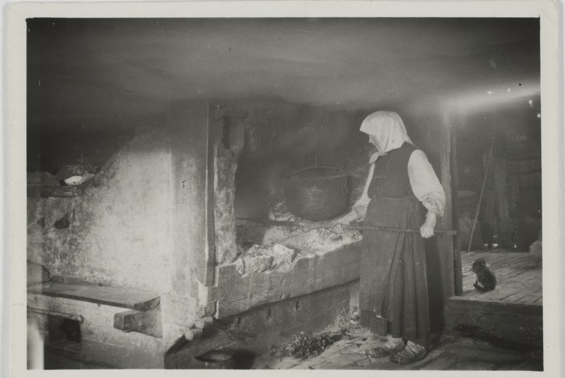 Suurpuu t. "ahonulk", perenaine kohendab ahju "vatska" küpsetamisel, Molnika k
