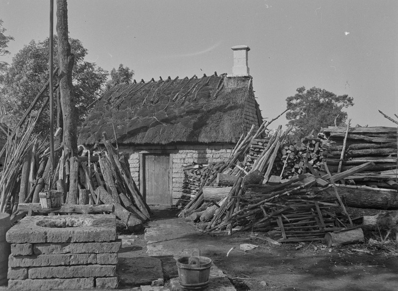 Pärdi-Jurna talu korstnaga suveköök ja kiviraketaga kaev, Tagavere k, Pöide khk