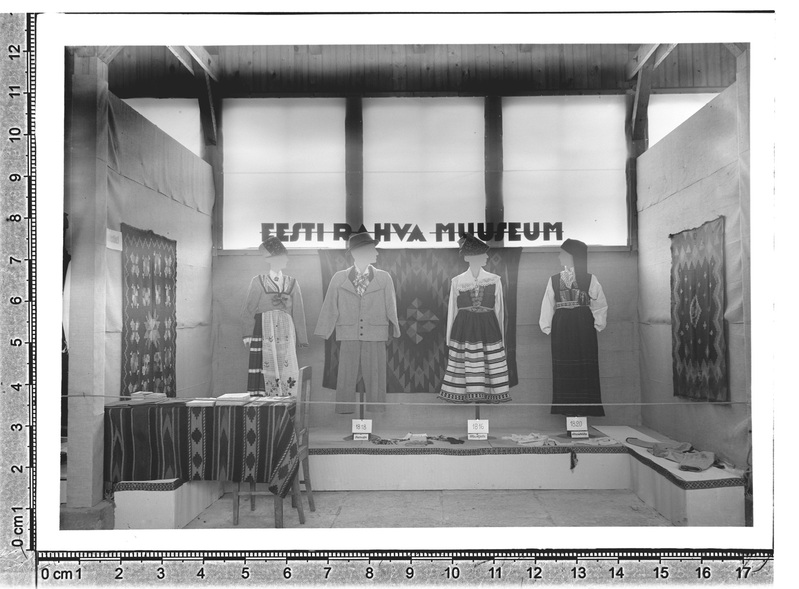 Jämaja mees, Mustjala naine, Anseküla naine - Tartus Eesti Põllum. Seltsi näitusel 1937