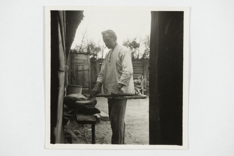 Kirvest ihumas, väiksem puupakku pandud kivi on samuti ihumiseks. Tjapši k