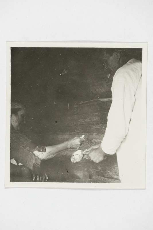 Õlletegemine, mees hoiab tulist kivi, millele naine jahu puistab. Tjapši k