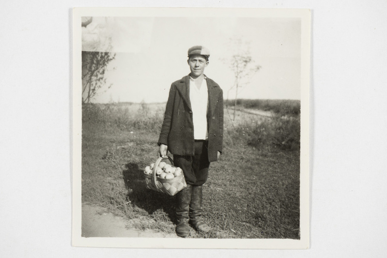 Lutsi poiss paremais rõivais. Tjapši k