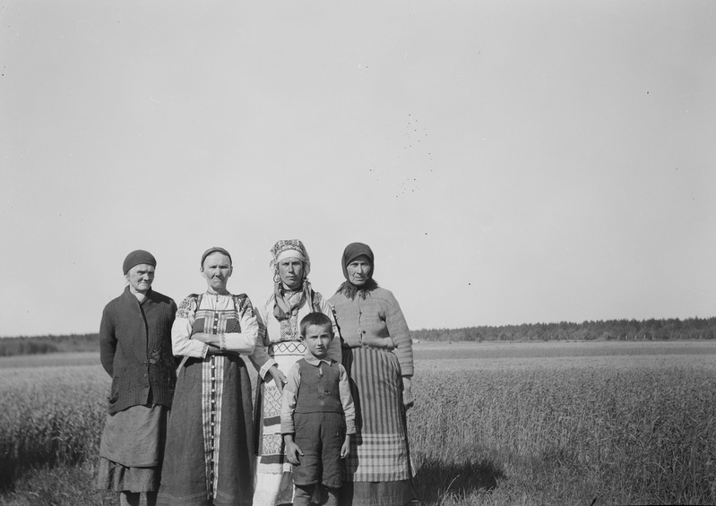 Anette Ahonen, Darja Kaivunen ja Marie Käbi poja Evgeeni ja ema Darja Petrovaga Vanakülas, Eesti-Ingeri
