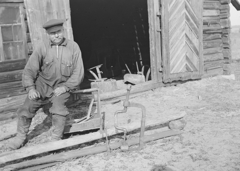 Peeter Orav oma tööriistadega, rauapuuri ja hobuse värkrauaga Paju talus, Kallivere, Eesti-Ingeri