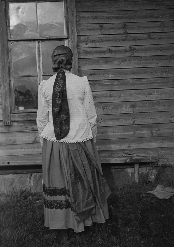 Anna Pajune veneusuliste nooriku rõivais Paju talus, Hannika k, Eesti-Ingeri