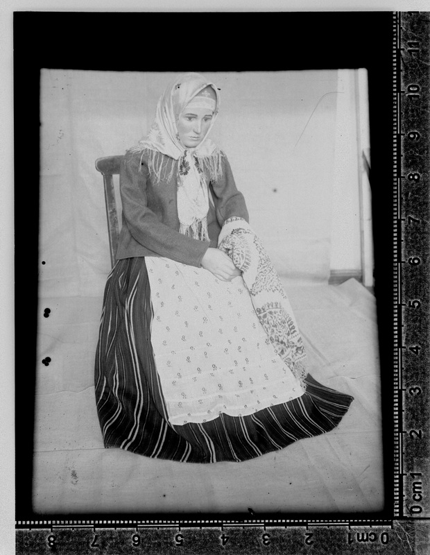 ERMi etnograafilise osakonna näitus "Eesti talupoja eluolu XIX sajandil": naiste ülikond Puhja vallast XIX saj. lõpust