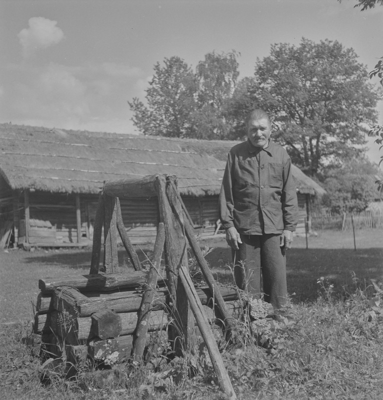 70-aastane Ants Loog tööriietuses, Räputooma t, Koksvere k, Pilistvere khk