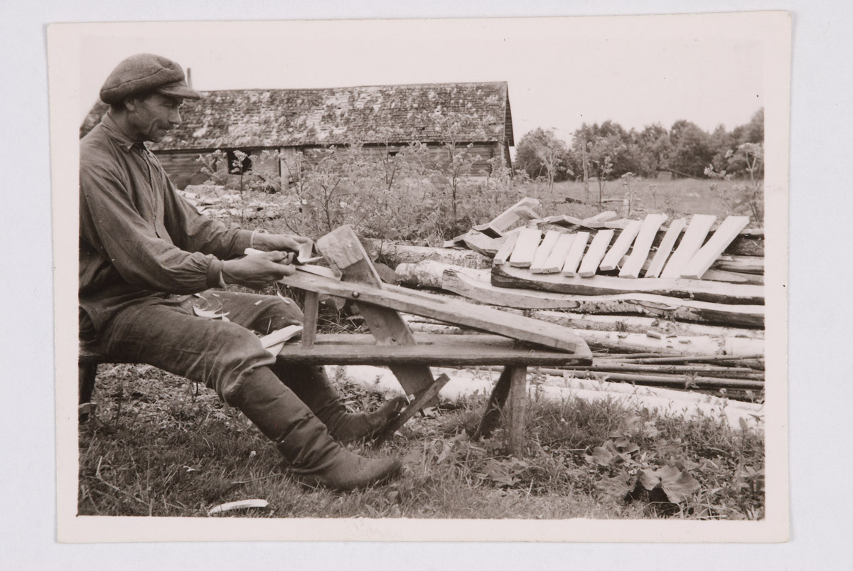 Tünnilaua seest vestmine vitsajäril kõvera nürmeistriga - Johannes Väli, 17.VII 47. Avinurme v, Vadi k, Suurevälja t