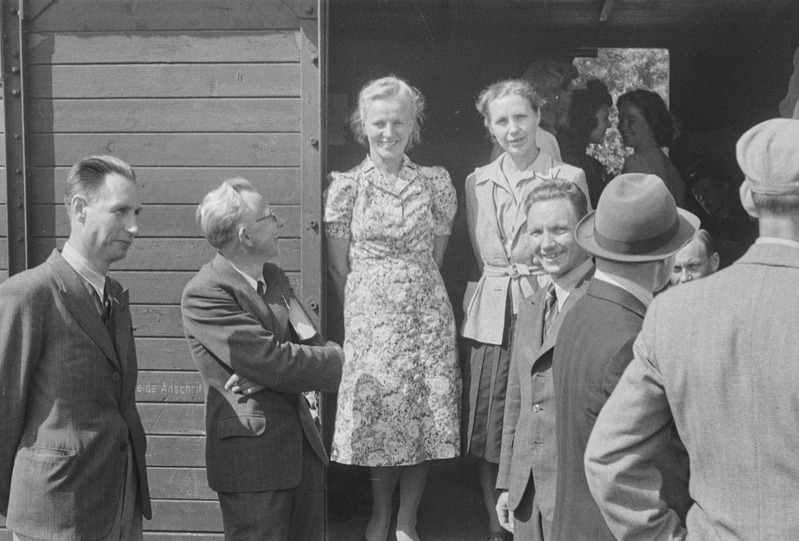Prof. Adolf Gustav Parts (raamat kaenlas) abikaasaga (vaguniuksel vasakult 2.) jt. Balti jaamas, Tallinn