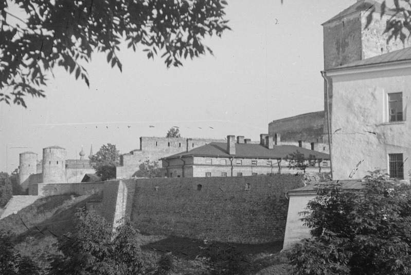 Vaade Narva linnustele, Jaanilinn Vahe tänavalt