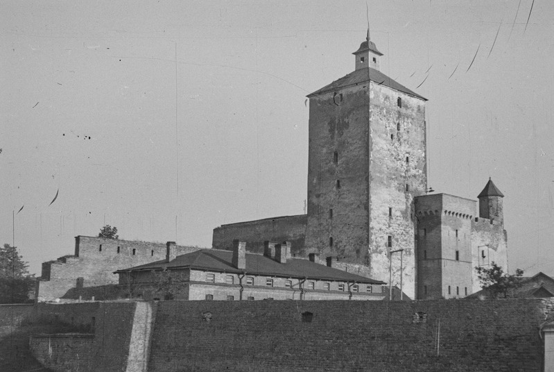 Vaade Narva Hermanni linnusele Vahe tänavalt