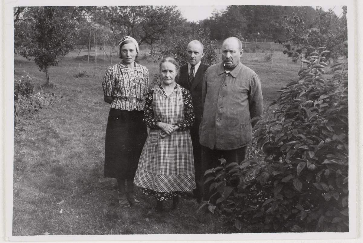 Gothard Denberg oma naise, liivlasest õpetajanna Gutmanni ja prof. Julius Mägistega, Irel oma aias