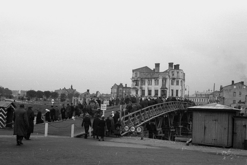 Puusild laadapäeva hommikul, Tartu 24. IX 1942