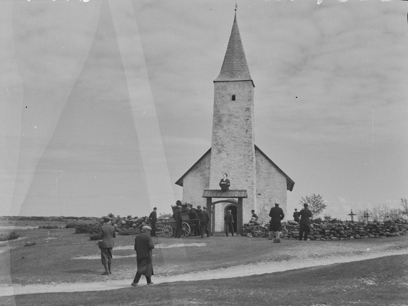 Osmussaare kirik, kirikust kantakse välja orelit pulmamajja viimiseks