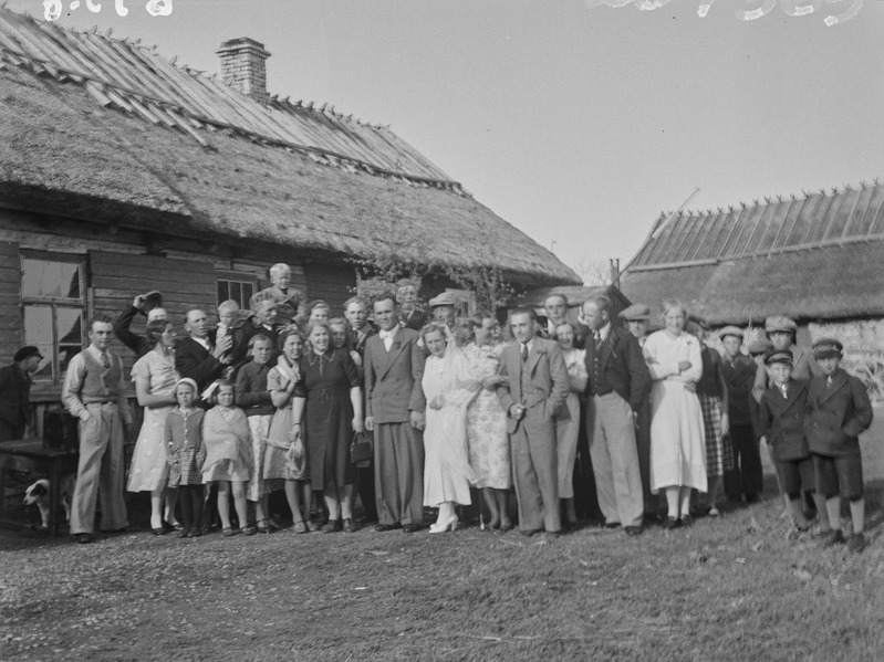 Pulmalisi Erkase talu õuel, keskel pruutpaar, Osmussaar