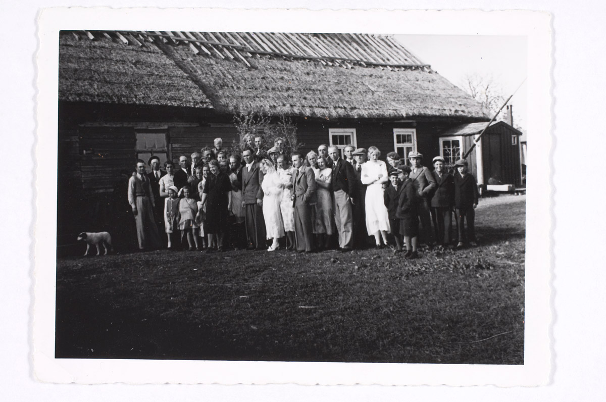 Pulmalisi Erkas talu õuel, keskel esiplaanil pruutpaar, Osmussaar, 8. VI 40