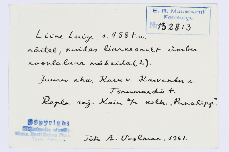 Liine Luige (sünd. 1887) näitab, kuidas linakoonalt ümber koonlalaua mähkida. Tõnumardi t, Kasvandu k, Juuru khk