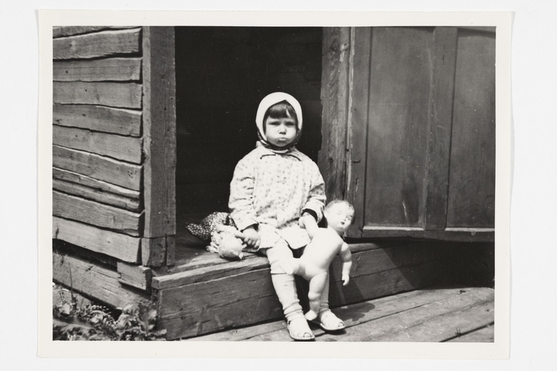 Lena Krainova (5) nukkudega mängimas. Mossejevskoje k