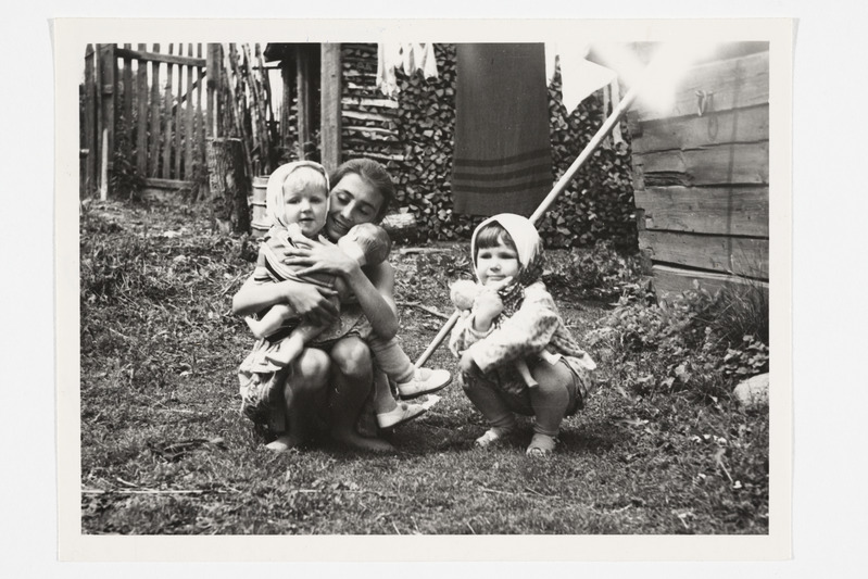 Larissa Simonova (13), Lena Krainova (5) ja Olja Manžina (2) õuel mängimas. Mossejevskoje k